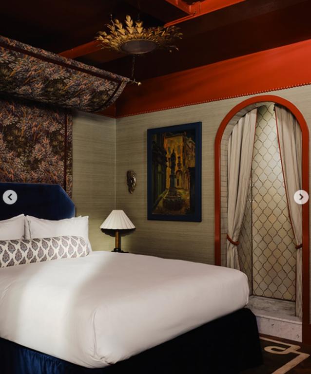 O fostă toaletă publică din mijlocul străzii a fost transformată în hotel de lux. Cât costă noaptea de cazare și cum arată în interior 1016520