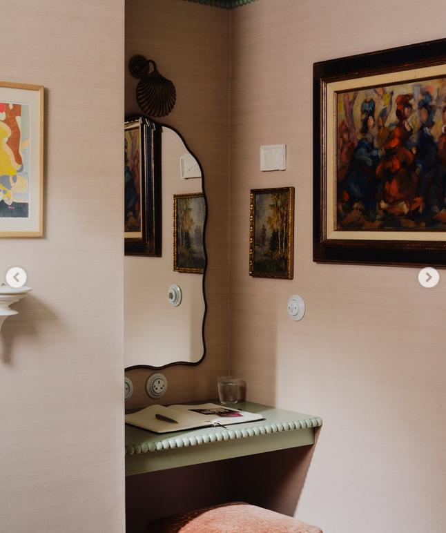 O fostă toaletă publică din mijlocul străzii a fost transformată în hotel de lux. Cât costă noaptea de cazare și cum arată în interior 1016521