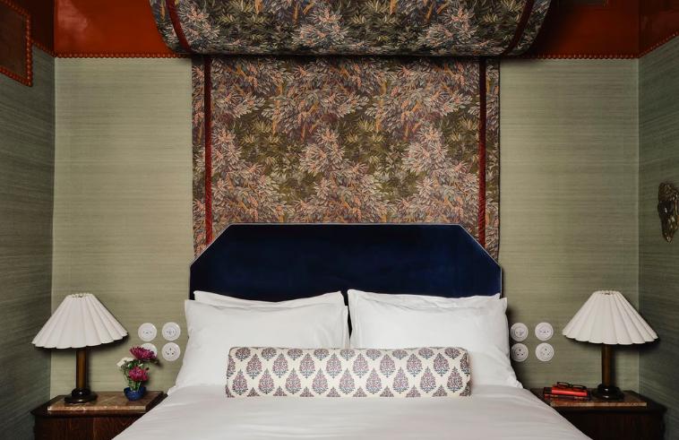 O fostă toaletă publică din mijlocul străzii a fost transformată în hotel de lux. Cât costă noaptea de cazare și cum arată în interior 1016522