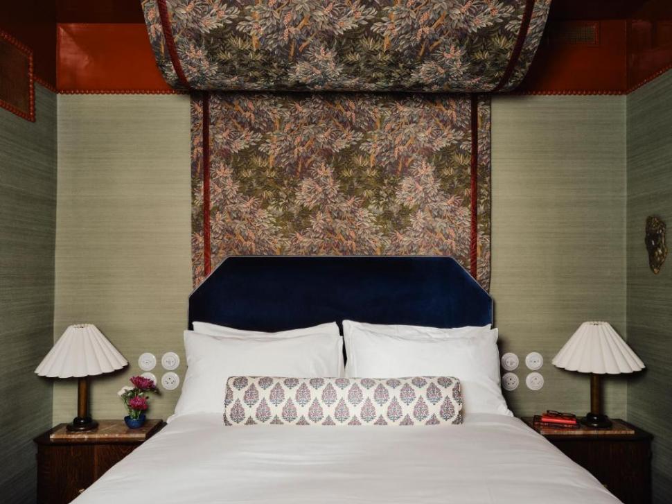 O fostă toaletă publică din mijlocul străzii a fost transformată în hotel de lux. Cât costă noaptea de cazare și cum arată în interior 1016523