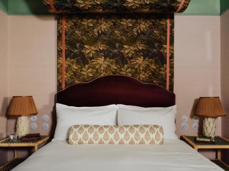 O fostă toaletă publică din mijlocul străzii a fost transformată în hotel de lux. Cât costă noaptea de cazare și cum arată în interior 1016524