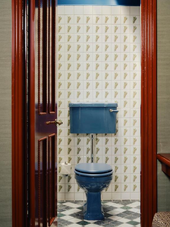 O fostă toaletă publică din mijlocul străzii a fost transformată în hotel de lux. Cât costă noaptea de cazare și cum arată în interior 1016525