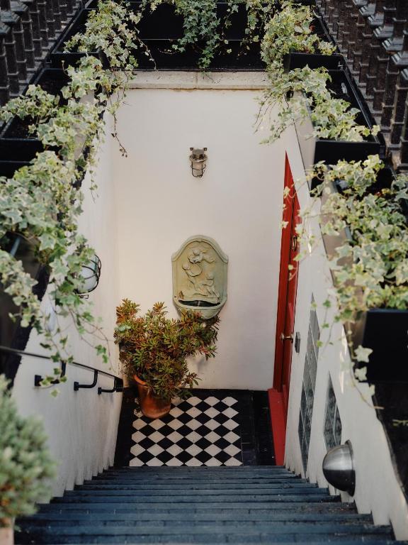 O fostă toaletă publică din mijlocul străzii a fost transformată în hotel de lux. Cât costă noaptea de cazare și cum arată în interior 1016527