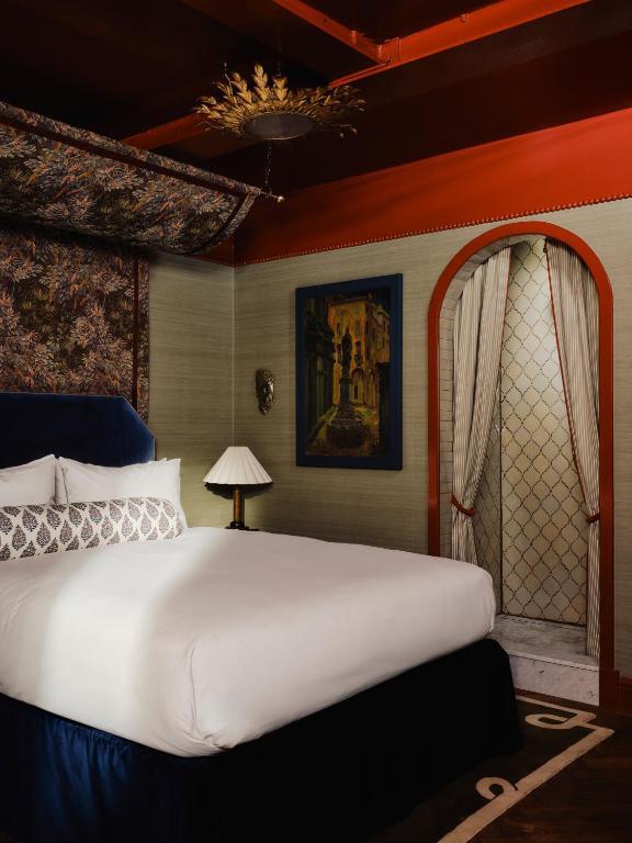 O fostă toaletă publică din mijlocul străzii a fost transformată în hotel de lux. Cât costă noaptea de cazare și cum arată în interior 1016528