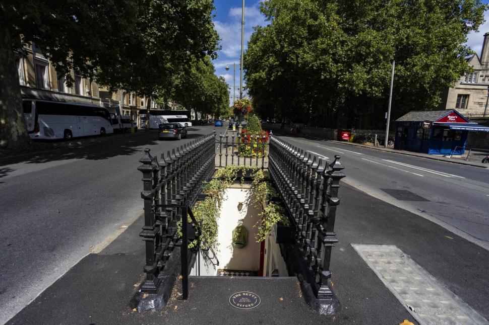 O fostă toaletă publică din mijlocul străzii a fost transformată în hotel de lux. Cât costă noaptea de cazare și cum arată în interior 1016529