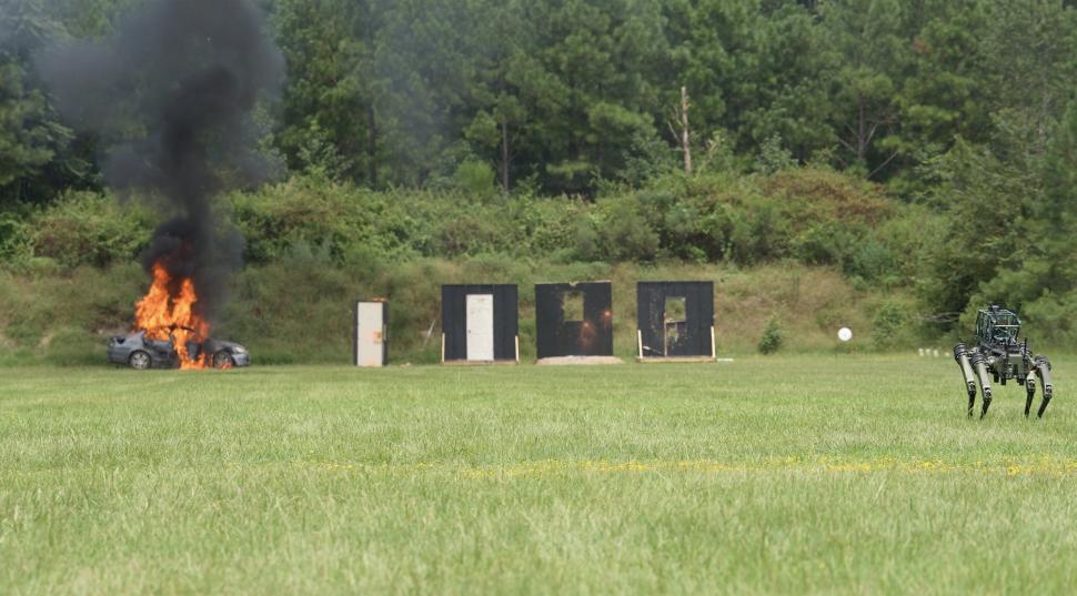 A apărut câinele-robot dotat cu lansator de grenade și alte arme letale de la distanță: “Este gata de trimis în prima linie” 1016806