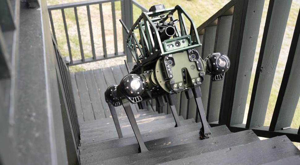 A apărut câinele-robot dotat cu lansator de grenade și alte arme letale de la distanță: “Este gata de trimis în prima linie” 1016807