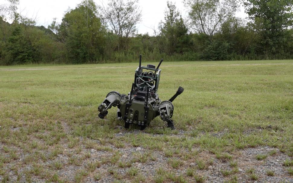 A apărut câinele-robot dotat cu lansator de grenade și alte arme letale de la distanță: “Este gata de trimis în prima linie” 1016808