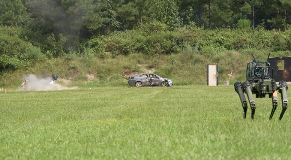 A apărut câinele-robot dotat cu lansator de grenade și alte arme letale de la distanță: “Este gata de trimis în prima linie” 1016810