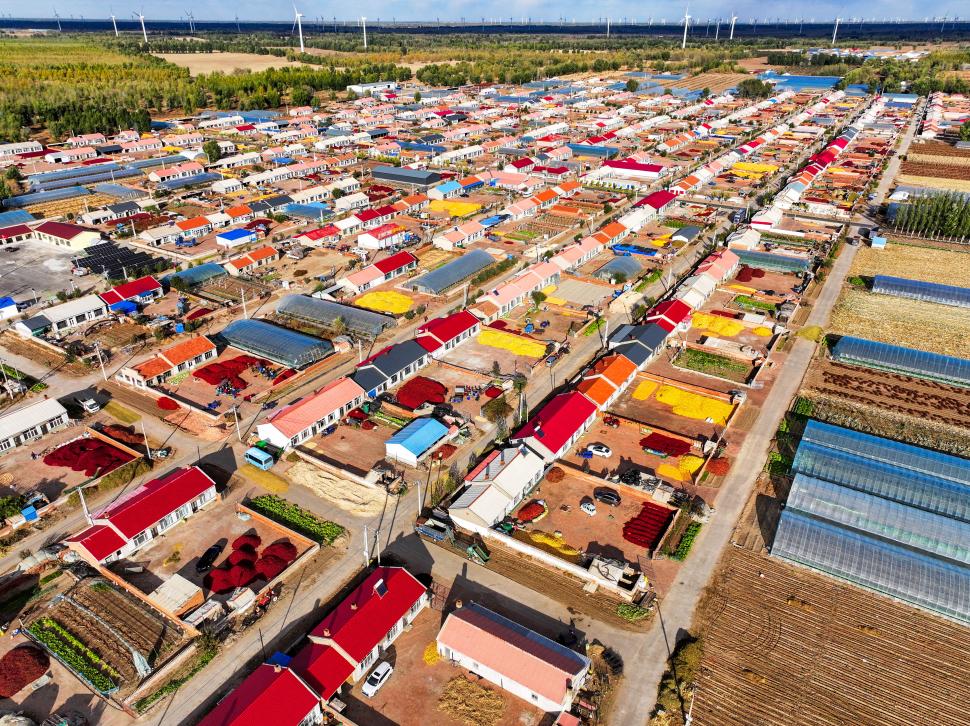 A început sezonul de recoltare a ardeilor iuți în China. Imagini spectaculoase din dronă cu grămezile colorate de chili 1016669