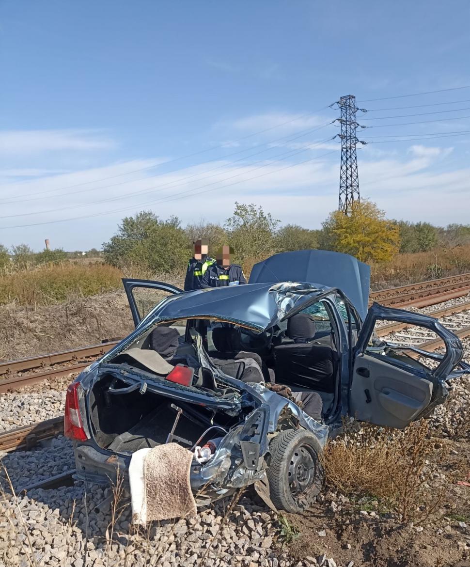 Accident feroviar grav în Găești: O mașină a fost lovită de un tren. Șoferul a murit, mai mulți călători au fost răniți 1016952