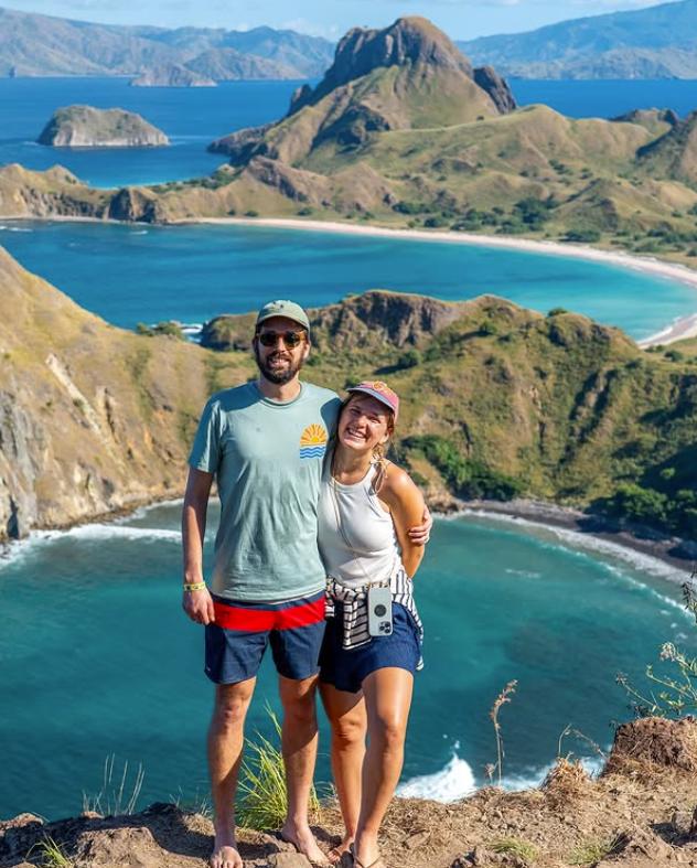 De trei ani locuiesc într-un Land Rover. Doi tineri au demisionat la 28 de ani și au plecat în lume, într-o călătorie de 160.000 de km 1016836