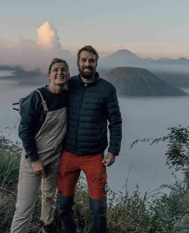 De trei ani locuiesc într-un Land Rover. Doi tineri au demisionat la 28 de ani și au plecat în lume, într-o călătorie de 160.000 de km 1016838