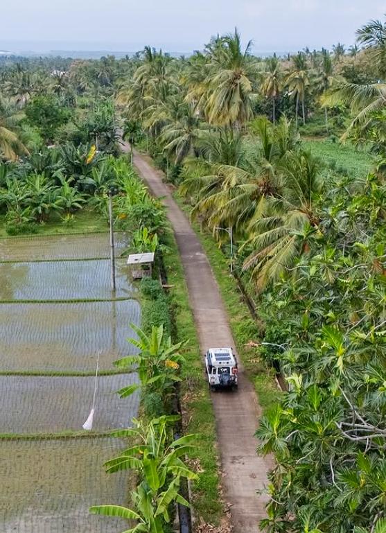 De trei ani locuiesc într-un Land Rover. Doi tineri au demisionat la 28 de ani și au plecat în lume, într-o călătorie de 160.000 de km 1016840