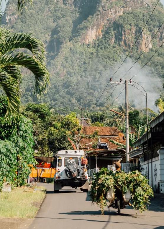 De trei ani locuiesc într-un Land Rover. Doi tineri au demisionat la 28 de ani și au plecat în lume, într-o călătorie de 160.000 de km 1016841