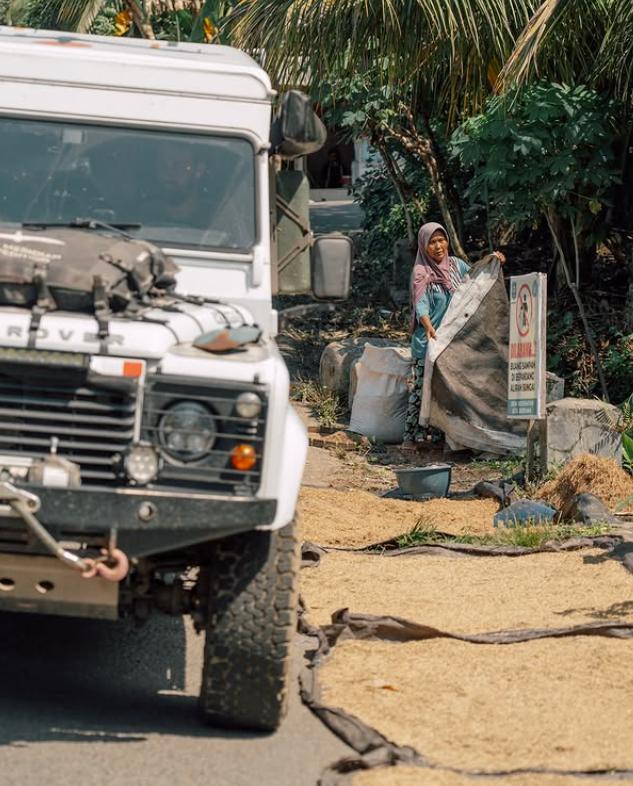 De trei ani locuiesc într-un Land Rover. Doi tineri au demisionat la 28 de ani și au plecat în lume, într-o călătorie de 160.000 de km 1016843