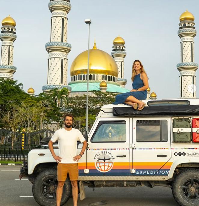 De trei ani locuiesc într-un Land Rover. Doi tineri au demisionat la 28 de ani și au plecat în lume, într-o călătorie de 160.000 de km 1016844