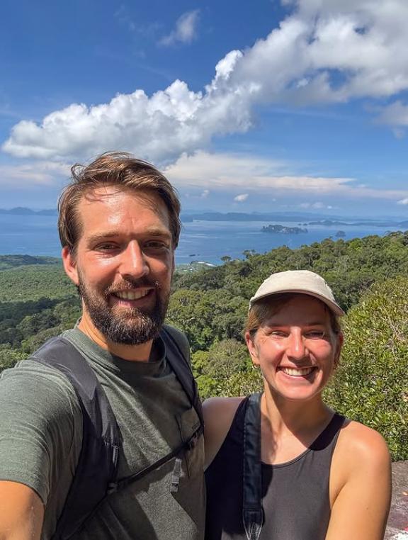 De trei ani locuiesc într-un Land Rover. Doi tineri au demisionat la 28 de ani și au plecat în lume, într-o călătorie de 160.000 de km 1016849