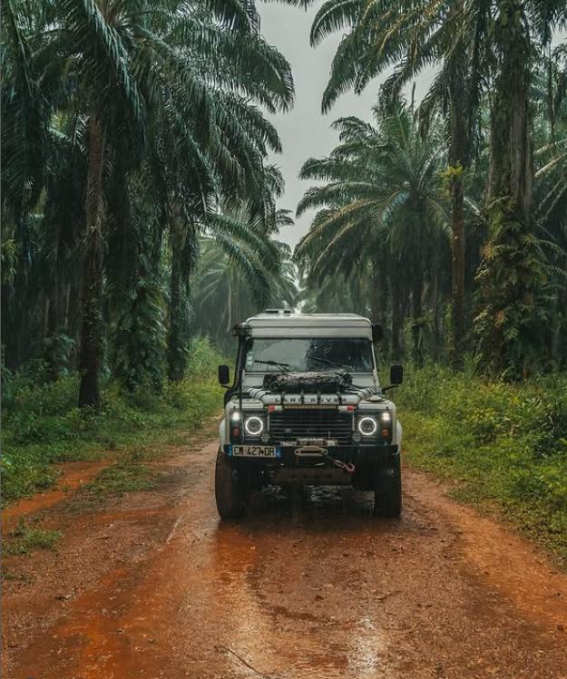 De trei ani locuiesc într-un Land Rover. Doi tineri au demisionat la 28 de ani și au plecat în lume, într-o călătorie de 160.000 de km 1016850