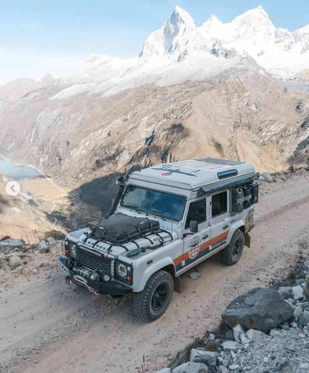 De trei ani locuiesc într-un Land Rover. Doi tineri au demisionat la 28 de ani și au plecat în lume, într-o călătorie de 160.000 de km 1016851