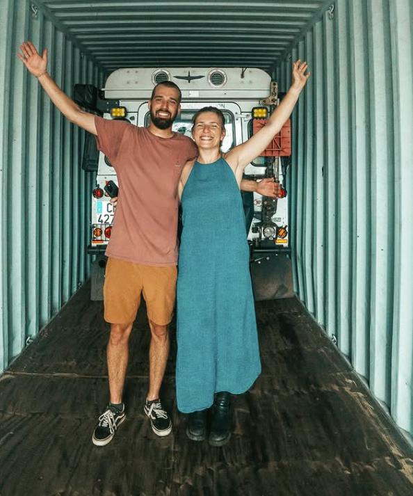 De trei ani locuiesc într-un Land Rover. Doi tineri au demisionat la 28 de ani și au plecat în lume, într-o călătorie de 160.000 de km 1016853