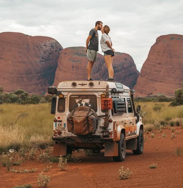 De trei ani locuiesc într-un Land Rover. Doi tineri au demisionat la 28 de ani și au plecat în lume, într-o călătorie de 160.000 de km 1016856