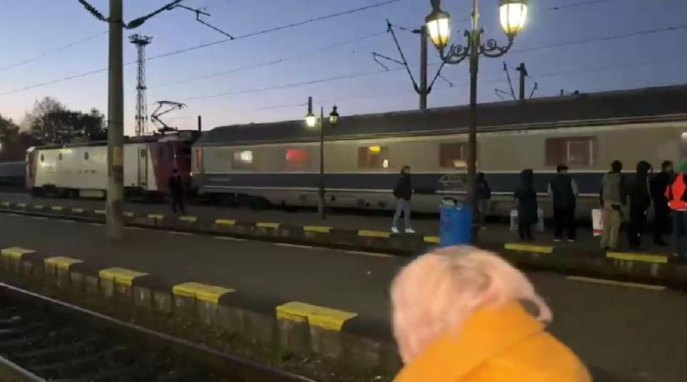 Haos în gări. Zeci de trenuri ale CFR Călători au fost suspendate. Elevii şi muncitorii au aflat abia pe peron că nu au cu ce pleca 1016783