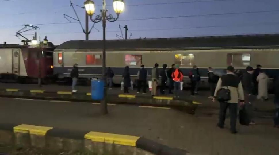 Haos în gări. Zeci de trenuri ale CFR Călători au fost suspendate. Elevii şi muncitorii au aflat abia pe peron că nu au cu ce pleca 1016784