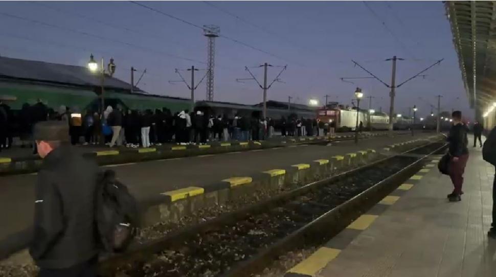 Haos în gări. Zeci de trenuri ale CFR Călători au fost suspendate. Elevii şi muncitorii au aflat abia pe peron că nu au cu ce pleca 1016785