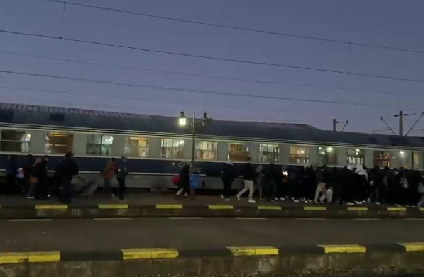 Haos în gări. Zeci de trenuri ale CFR Călători au fost suspendate. Elevii şi muncitorii au aflat abia pe peron că nu au cu ce pleca 1016786