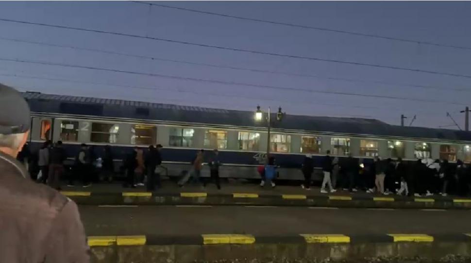 Haos în gări. Zeci de trenuri ale CFR Călători au fost suspendate. Elevii şi muncitorii au aflat abia pe peron că nu au cu ce pleca 1016787