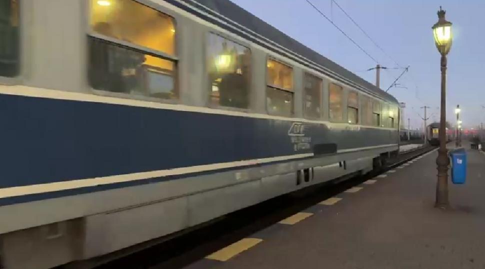 Haos în gări. Zeci de trenuri ale CFR Călători au fost suspendate. Elevii şi muncitorii au aflat abia pe peron că nu au cu ce pleca 1016788