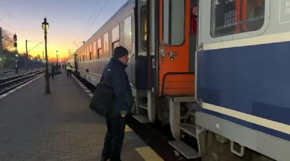Haos în gări. Zeci de trenuri ale CFR Călători au fost suspendate. Elevii şi muncitorii au aflat abia pe peron că nu au cu ce pleca 1016796