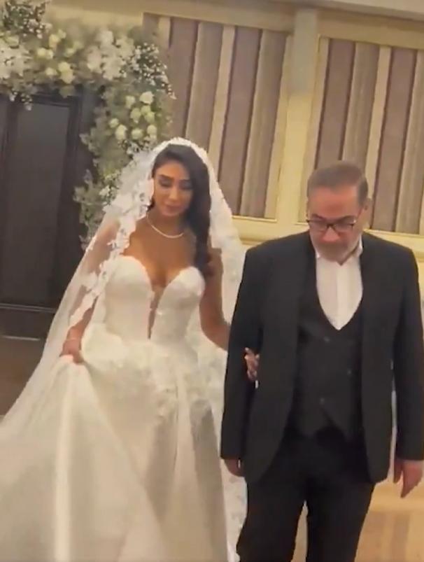 „Mireasa lor e în palat, a noastră e în pământ”. Iranienii se revoltă după ce au văzut filmarea cu mireasa decoltată, fiică de demnitar 1016872