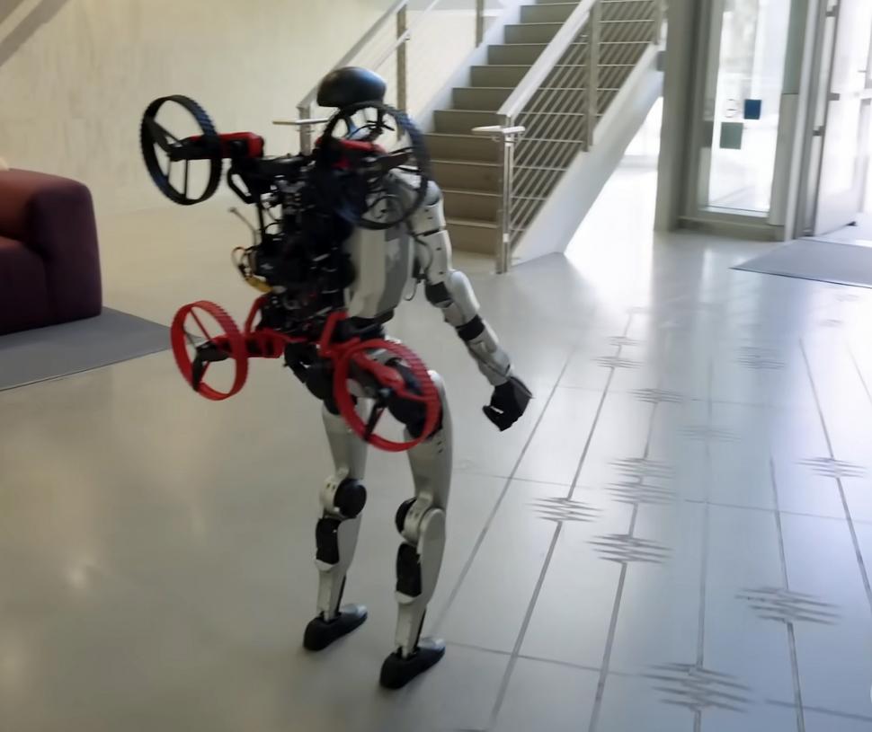 A apărut primul robot umanoid din lume care lansează o dronă de pe spatele său. Cum arată Sistemul X1: Demonstrația pare din filme SF 1017212