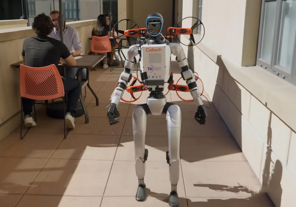 A apărut primul robot umanoid din lume care lansează o dronă de pe spatele său. Cum arată Sistemul X1: Demonstrația pare din filme SF 1017213