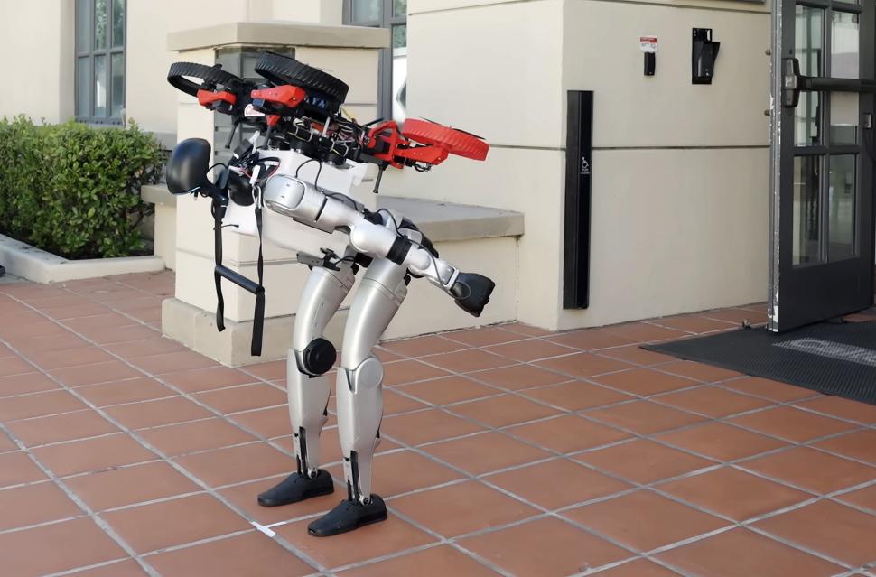 A apărut primul robot umanoid din lume care lansează o dronă de pe spatele său. Cum arată Sistemul X1: Demonstrația pare din filme SF 1017214