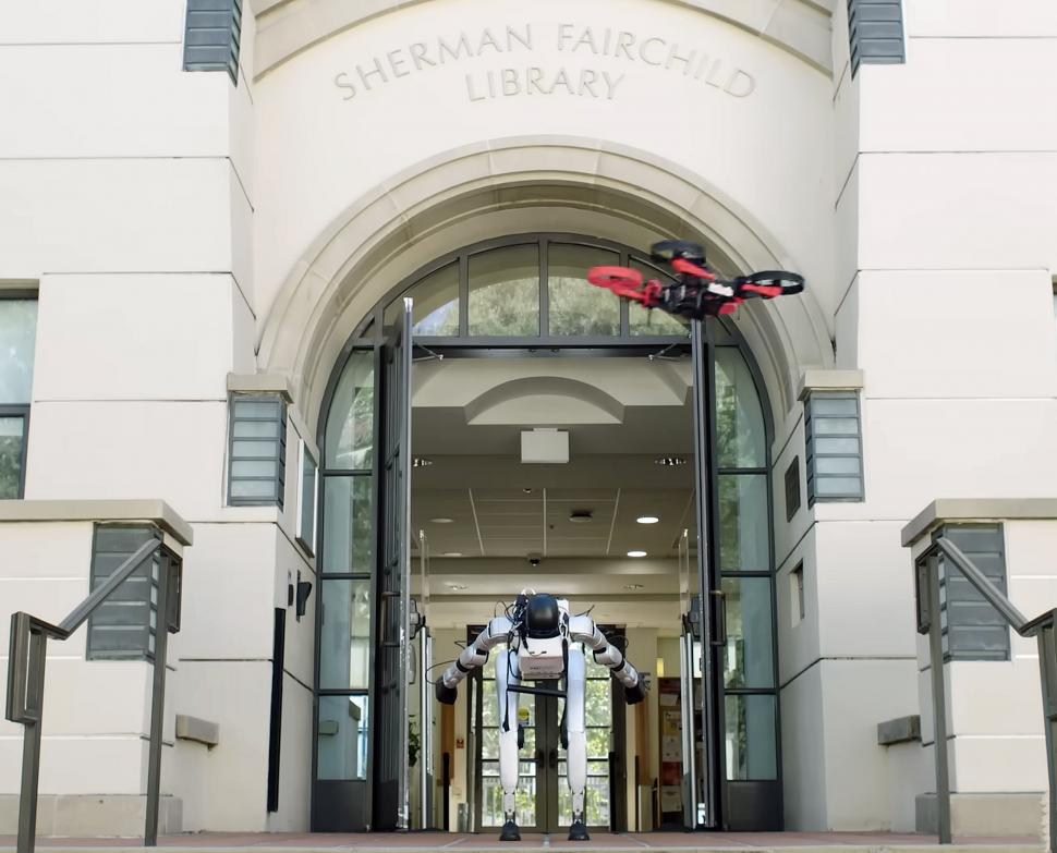 A apărut primul robot umanoid din lume care lansează o dronă de pe spatele său. Cum arată Sistemul X1: Demonstrația pare din filme SF 1017215