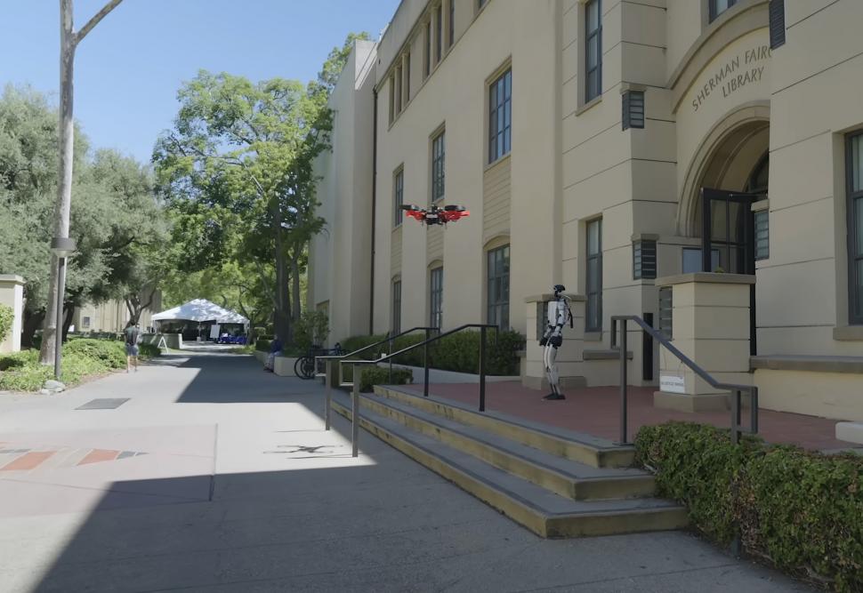 A apărut primul robot umanoid din lume care lansează o dronă de pe spatele său. Cum arată Sistemul X1: Demonstrația pare din filme SF 1017216