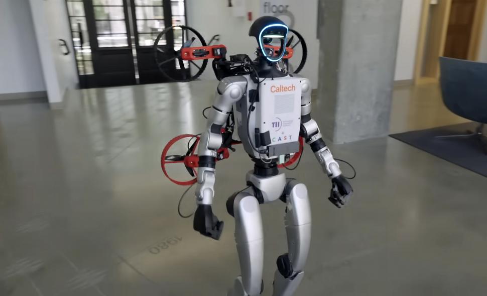 A apărut primul robot umanoid din lume care lansează o dronă de pe spatele său. Cum arată Sistemul X1: Demonstrația pare din filme SF 1017219
