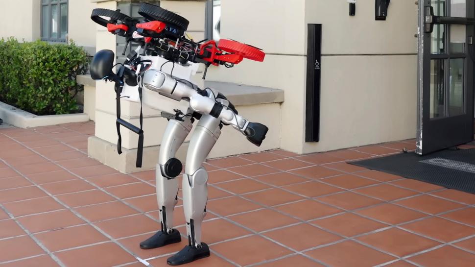 A apărut primul robot umanoid din lume care lansează o dronă de pe spatele său. Cum arată Sistemul X1: Demonstrația pare din filme SF 1017220