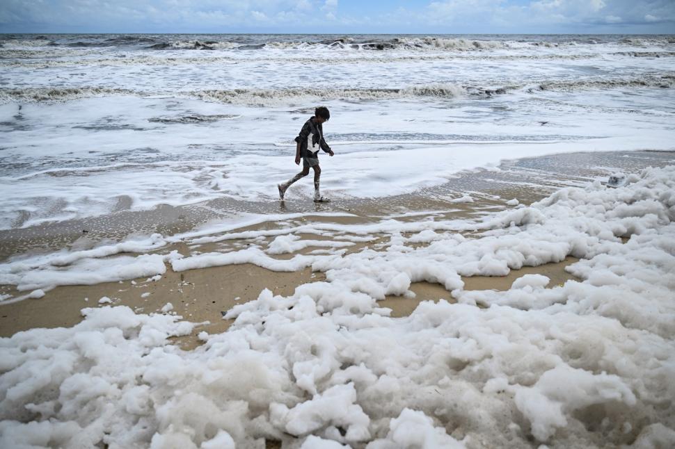  „E incredibil cum pare zăpadă, dar miroase chimic”. Pericolul mortal din spatele unor imagini virale de pe o plajă 1017323