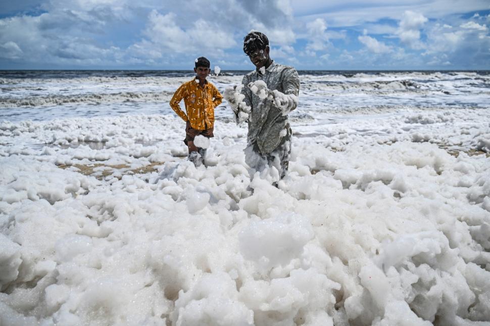  „E incredibil cum pare zăpadă, dar miroase chimic”. Pericolul mortal din spatele unor imagini virale de pe o plajă 1017327