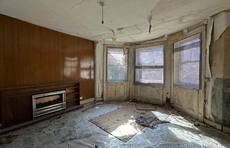 O casă în ruină din Londra s-a vândut la licitație la un preț ireal. Un client aproape că s-a înecat din cauza mirosului 1017076