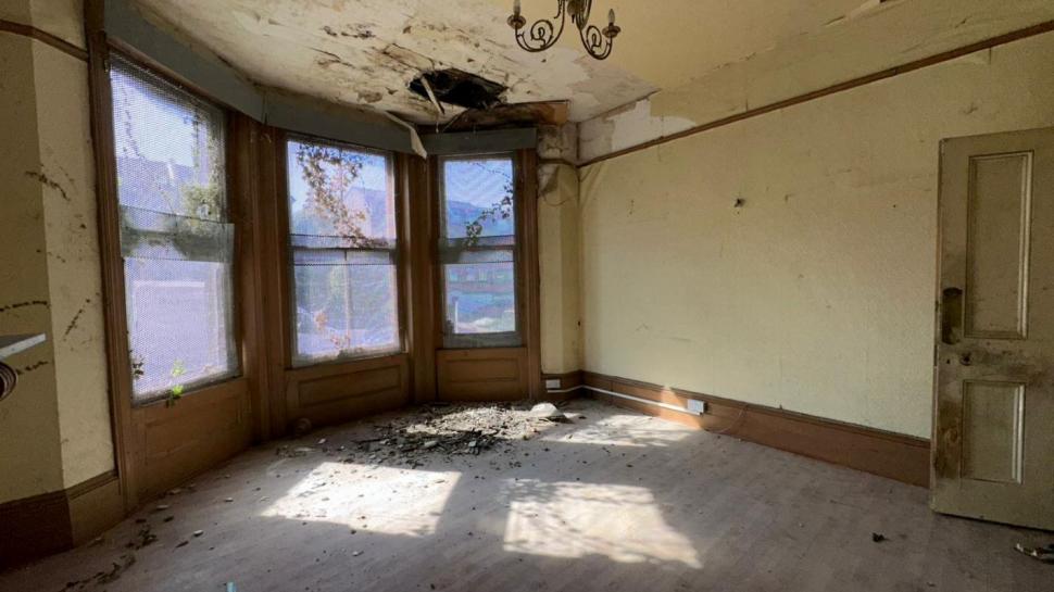 O casă în ruină din Londra s-a vândut la licitație la un preț ireal. Un client aproape că s-a înecat din cauza mirosului 1017082