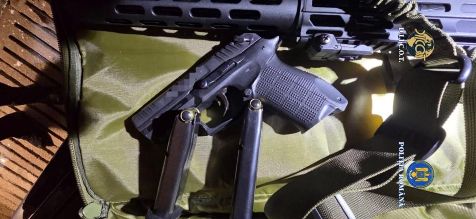 Un fals căpitan SRI a racolat mercenari și foști militari, pe care i-a trimis, înarmați, în misiuni. Mascații i-au ridicat pe suspecți 1017186