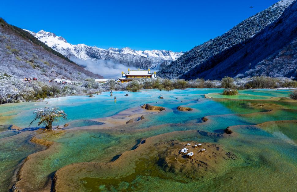 Celebrele bazine de travertin din Huanglong, unice în lume, au căpătat culori inedite după ce a nins. Cum arată acum „Dragonul Galben” 1017690