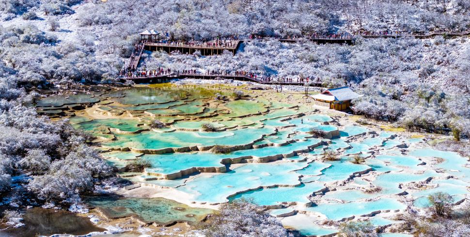 Celebrele bazine de travertin din Huanglong, unice în lume, au căpătat culori inedite după ce a nins. Cum arată acum „Dragonul Galben” 1017696
