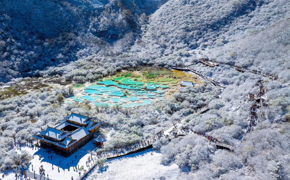 Celebrele bazine de travertin din Huanglong, unice în lume, au căpătat culori inedite după ce a nins. Cum arată acum „Dragonul Galben” 1017697
