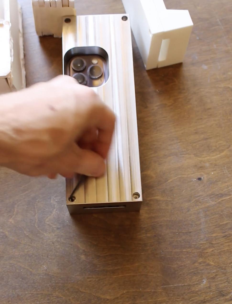 S-a lansat carcasa care vindecă dependenții de telefon pentru că e prea grea ca să poată fi ținută în mână mult timp. Cum arată „husa” 1017600